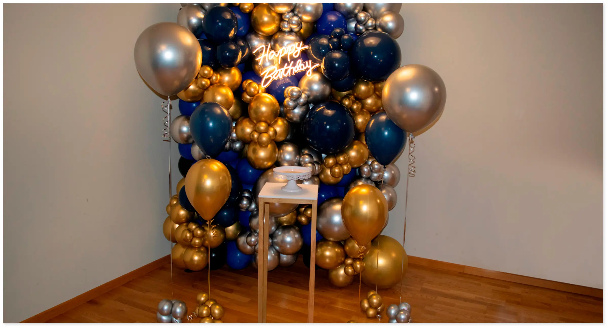 Decoración de cumpleaños en azul, dorado y plata
