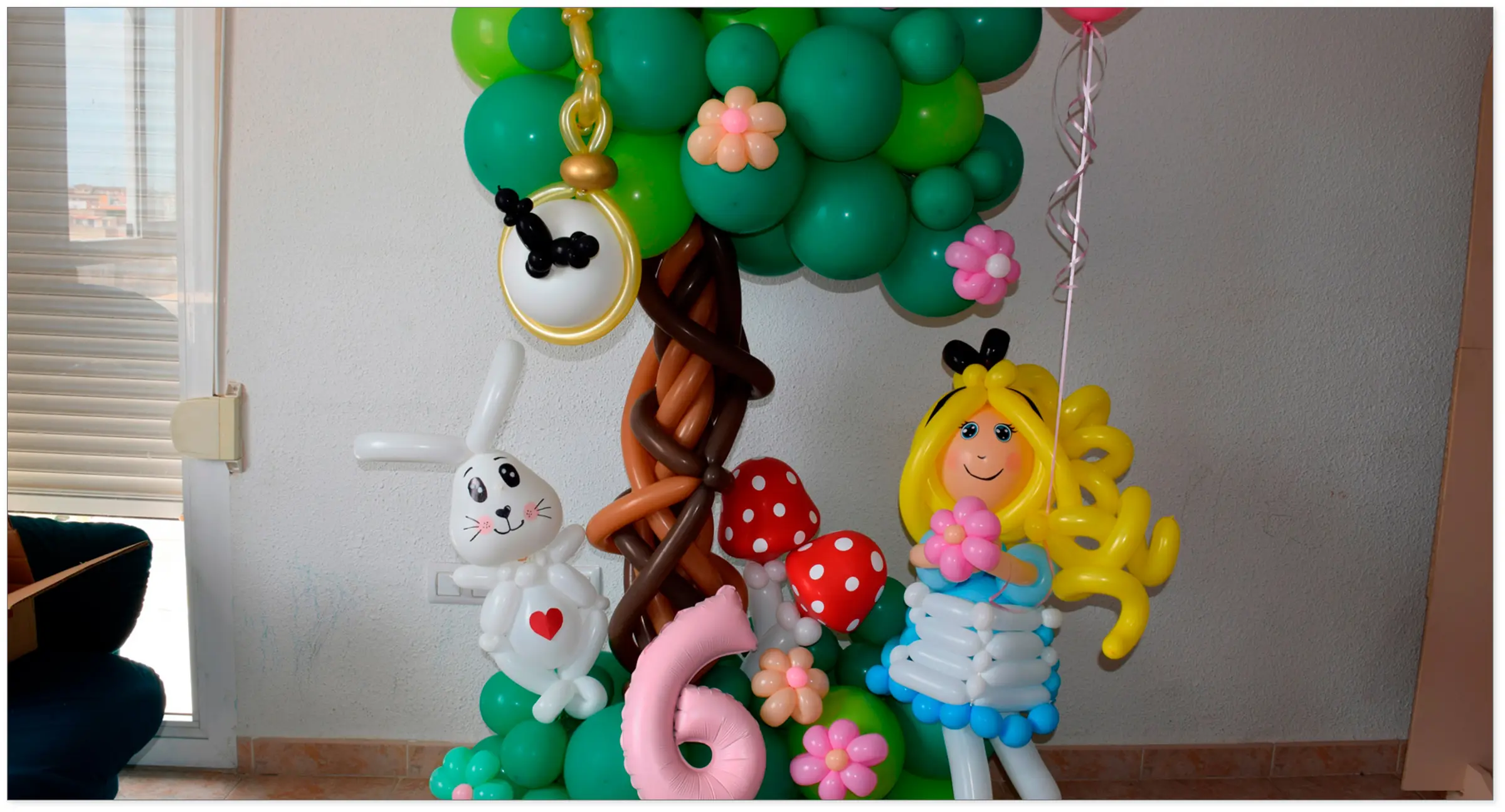 Escena infantil de Alicia creada con globos