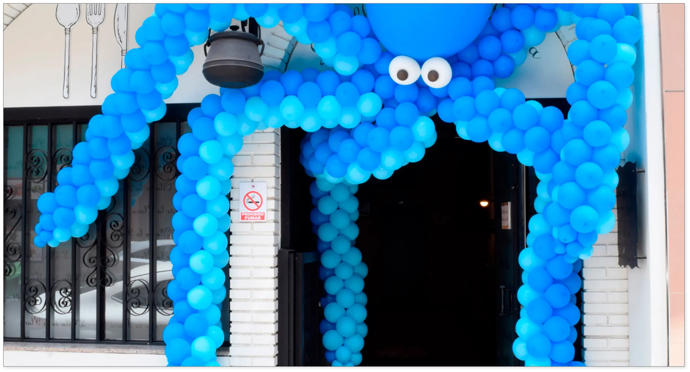 Entrada decorada como un gran pulpo azul de globos